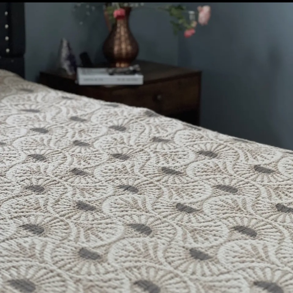 Ginkgo Deco Leaf Quilt Bedspread Comforter 2 Side FLiPSiDE Tan + Cream NEW! - Picture 9 of 10